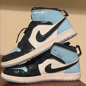Nike light blue & black shoes